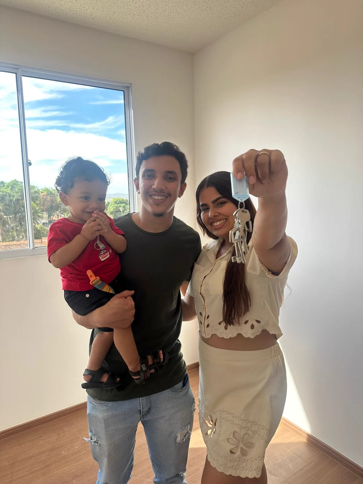 William Figueiredo realizando a entrega das chaves para um cliente